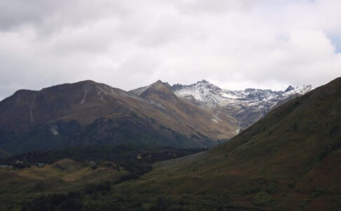 Snow on the top of the mountains around Queenstown.