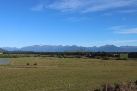 Farmland and mountains on the Southern Scenic Route.