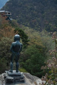 Statue of a peeing boy - Iya Valley.