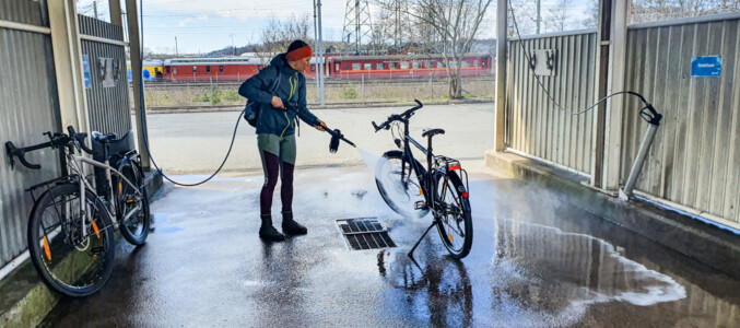 Alina washing her bike at a Clean Park in Göteborg.
