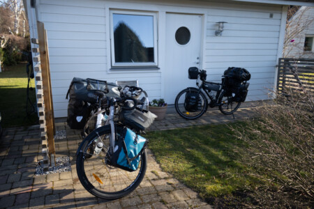 The packed bikes in front of our appartment in Skanör med Falsterbo.