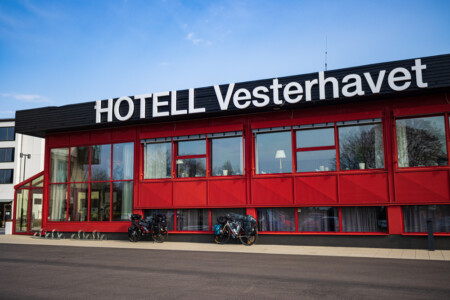 Hotell Vesterhavet - Bikes in front, ready to start!