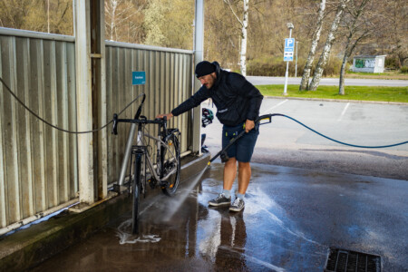 Alex doing the bike wash in a clean park in Göteborg.