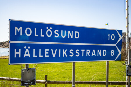 Signs for Mollösund and Hälleviksstrand.