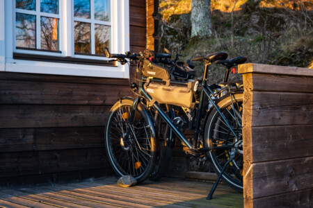 Bikes on the terrace of the wooden cabin in Fossen.