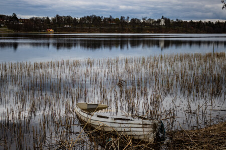An abondoned boat at the Lake Lilla Le.