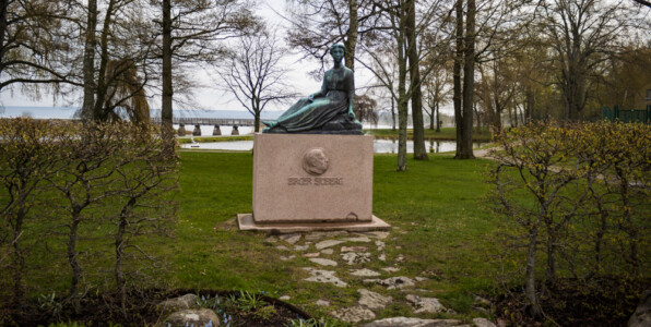 Fridastatyn in Vänersborg - a monument or the swedish novelist and songwriter.