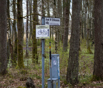 Sign for the Trollhätten-Vänerborgsleden cycle path.