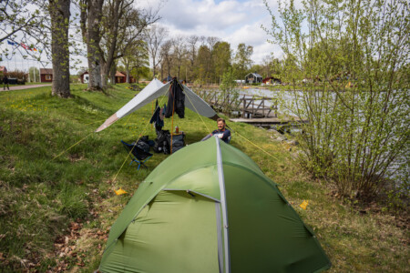 Tarp, tent and Alex at the campsite in Vassbacken.