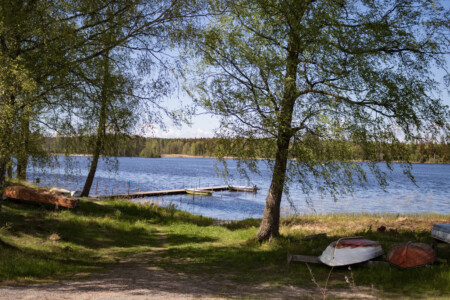 Lake Näshultasjön with some boats.