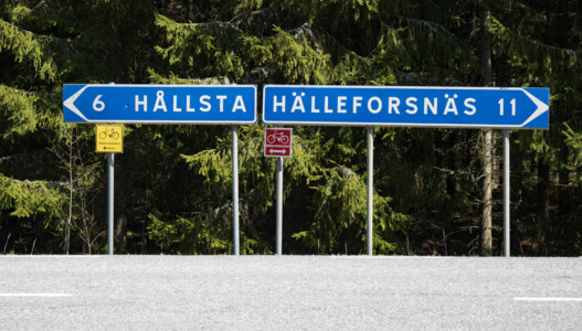 Bike path signs from Näckrosleden and Mälardalsleden.