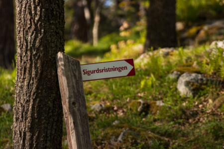 Sign for Sigurdsristningen - runes painting at Sundbyholm.