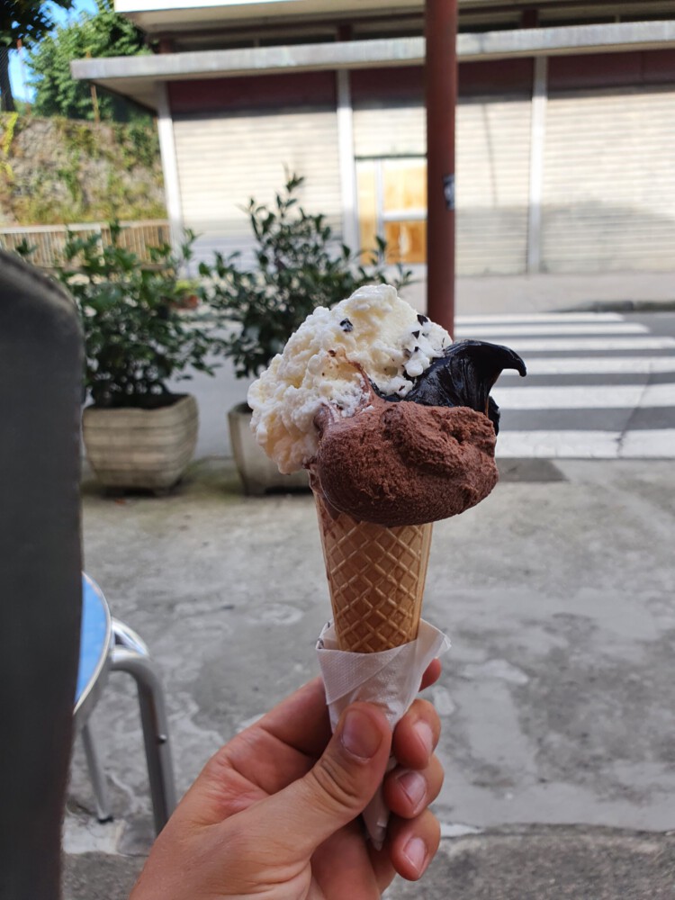 Time for icecream in Pontremoli - while waiting for the host.